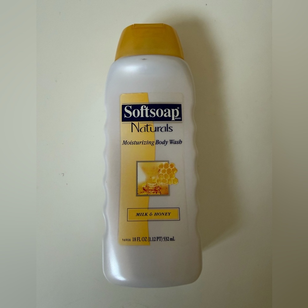 SOFTSOAP NATURALS MOISTURIZING BODY WASH. MILK & HONEY. 18 Oz .. NEW